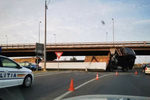 Tir răsturnat în sensul giratoriu din Calea Aradului din Oradea: două grinzi din beton au căzut în mers dintr-un transport agabaritic (FOTO)