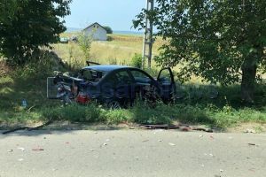 FOTO Accident cu doi răniţi pe un drum din Botoşani! Două maşini s-au făcut praf
