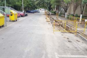Parcări la apă: Cum au rămas peste noapte fără locurile de parcare câţiva orădeni de pe strada Slatinei