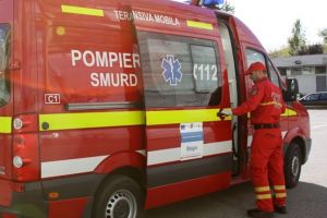 Șofer la spital după ce a pierdut controlul volanului şi s-a răsturnat cu maşina, în Timiş