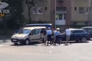 VIDEO. Tamponare în sensul giratoriu de la Kaufland. Cum s-au întâlnit doi „belgieni”