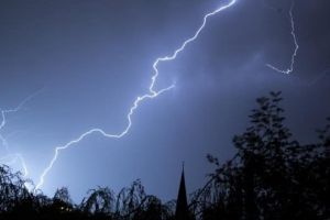 Atenţionare nowcasting: COD GALBEN de furtună în judeţul Alba. Averse, descărcări electrice şi vijelii. Localităţile vizate