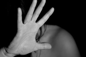 Sibian arestat după ce şi-a bătut iubita şi a încercat să o violeze pe fiica acesteia