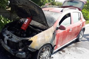 Maşină în flăcări pe DN 19. Incendiu provocat de un scurtcircuit electric