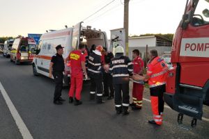 Accident grav! Şapte persoane, între care o femeie însărcinată, rănite după impactul între două maşini