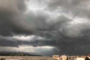 Avertizare meteo imediată: Cod galben de furtuni în peste 40 de localităţi din Bihor