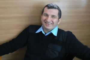 FOTO. Bărbatul care a salvat un alt bărbat atacat, angajat la Poliţia Locală
