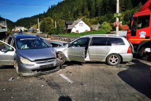 Doua autoturisme si un camion, implicate intr-un accident la intersectia a doua drumuri nationale