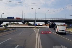 Tir răsturnat în sensul giratoriu din Calea Aradului din Oradea: două platforme din beton au căzut în mers dintr-un transport agabaritic (FOTO / VIDEO)