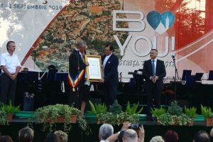 Festivitate pe pietonal: Cei mai noi cetăţeni de onoare ai Bistriţei au primit diplomele (FOTO)