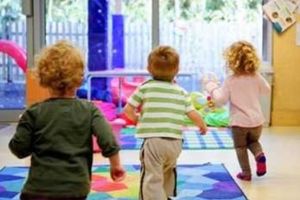 Este nevoie de voluntari pentru a colora curtea unei şcoli din Timiş