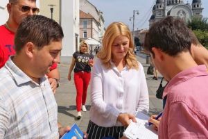 Mii de semnături pentru Klaus Iohannis adunate de liberalii mureşeni
