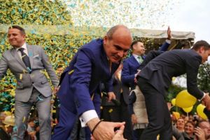 Cum a fost posibil, Cornel Nistorescu? Cum a permis breasla jurnaliştilor ca un propagandist fără limite ca Rareş Bodgdan să joace atâta timp fără ruşine şi fără talent rolul unui moderator de televiziune imparţial?