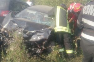 Cinci răniţi, dintre care o persoană încarcerată, în urma unui accident rutier, între Țipari şi Coşteiu