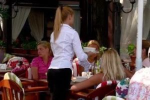 Chelneriţă bătută pe terasa unui restaurant
