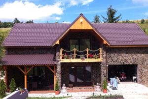 Cum se montează ţigla metalică pentru un acoperiş de casă trainic?