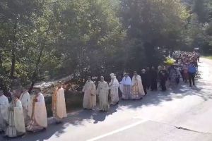 Moaştele episcopului martir Iuliu Hossu, aduse la Cormaia. PS Florentin Crihălmeanu, la pelerinaj