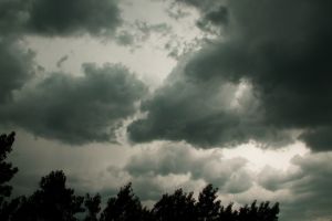Atenţionare nowcasting: COD GALBEN de furtună în judeţul Alba. Averse, descărcări electrice şi vijelii. Localităţile vizate