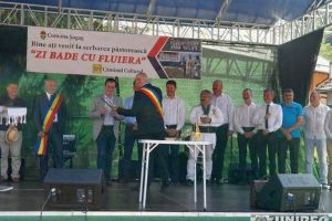 FOTO, VIDEO. Orban a dat mandolina pentru fluieraşi: Preşedintele PNL premiat cu o plachetă de onoare la a 45-a ediţie a festivalului de la Șugag