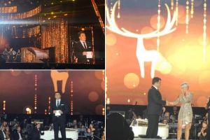 FOTO: Ministrul Culturii, Daniel Breaz, pe scenă la Cerbul de Aur. Acesta a înmânat marele premiu câştigătoarei din Italia