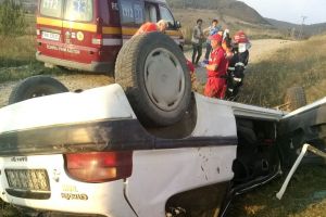 Un bărbat şi-a pierdut viaţa după ce s-a răsturnat cu maşina la Cristeştii Ciceului