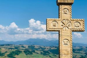 Cruce din piatră, înaltă de 3 metri, la limita dintre Bistriţa-Năsăud şi Maramureş