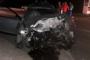 Un botoşănean şi-a parcat maşina, apoi a găsit-o avariată. Un tânăr beat a intrat cu autoturismul în ea