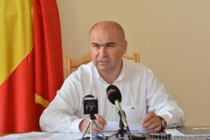 Singur acasă: Ilie Bolojan şi-a trimis colaboratorii în vacanţă şi conduce singur Primăria