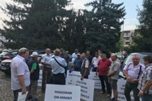 Baia Mare: Pensionarii IPEG protesteaza in fata Palatului Administrativ