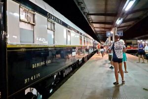 Faimosul tren Orient Express a trecut prin Oradea. A fost întâmpinat în gară de pasionaţi (FOTO / VIDEO)