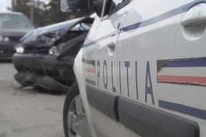 O puştoaică de 15 ani s-a urcat la volan şi a avariat trei maşini