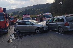 Două autoturisme şi un camion, implicate într-un accident la intersecţia a două drumuri ...