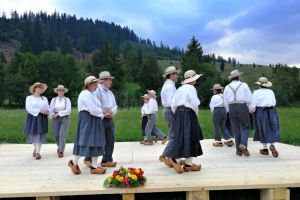 Francezi cu vârste de la 6 la 78 de ani au dansat la Putna încălţaţi cu saboţi din lemn ...