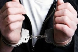 Şofer beat criţă, încătuşat după ce a devenit agresiv cu poliţiştii