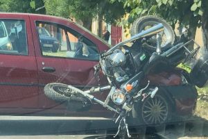 Motocicletă acroşată de un şofer neatent în Marghita: Două persoane au ajuns la spital (FOTO)