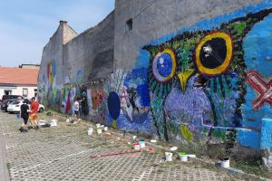 Zidul care râde. Elevi şi profesori de la Liceul de Arte au continuat să picteze în parcarea de pe Lupeni