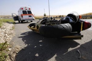 Accident de motocicletă pe DN 67 C, pe raza localităţii Căpâlna: Un bărbat din Timiş a ajuns la spital după ce s-a lovit de un parapet de beton