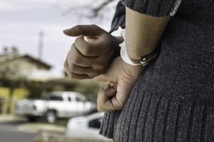 Individă prinsă după ce a înşelat o femeie cu bijuterii false şi se pregătea să încerce din nou