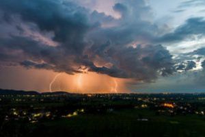 Meteorologii avertizează: Cod galben de furtună în 21 de judeţe din centrul şi Vestul ţării. Sudul ţării este lovit de caniculă