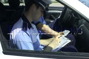Poliţiştii rutieri botoşăneni, controale în trafic timp de o săptămână. Aproape 400 de amenzi şi 17 permise reţinute