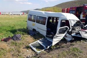 Accident pe DN72, zona Parcului Industrial, intre un autoturism, un microbuz si o motocicleta