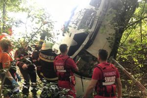 Accident rutier grav. Trei victime. Una incarcerata. Priviti in ce pozitie a ajuns masina