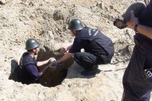 Agricultură... explozivă: Un localnic din Săcădat a găsit un proiectil din al Doilea Război Mondial, când săpa în grădină