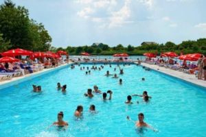 Zece victime la un ştrand din Capitală. Mai mulţi adulţi şi doi copii au fost duşi de urgenţă la spital