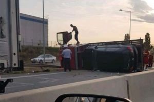 Accident pe centura Oradea: Un trailer care transporta un autoturism s-a lovit cu un TIR. Un BMW s-a 