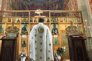Un apreciat preot din Botoşani a trecut la cele veşnice. Sute de credincioşi l-au condus pe ultimul drum