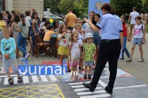 FOTO: Poliţiştii s-au jucat cu copiii pentru ca cei mici să înveţe regulile de circulaţie
