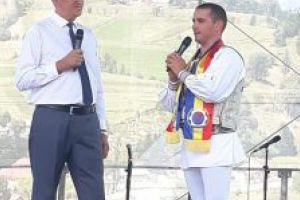 Sărbătoare la Barcani: „Această sărbătoare trebuie să trezească ce avem mai bun în noi, să atingă latura noastră sensibilă şi să ne întoarcă spre frumos, spre cultură, spre bine.”