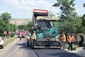 Covoare asfaltice pe zeci de kilometri de drumuri naţionale. Vezi unde se toarnă asfalt!