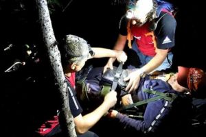 Bărbat din Iaşi, abandonat de prieteni, pe munte, în toiul nopţii, recuperat de Salvamont Zărneşti (Foto)